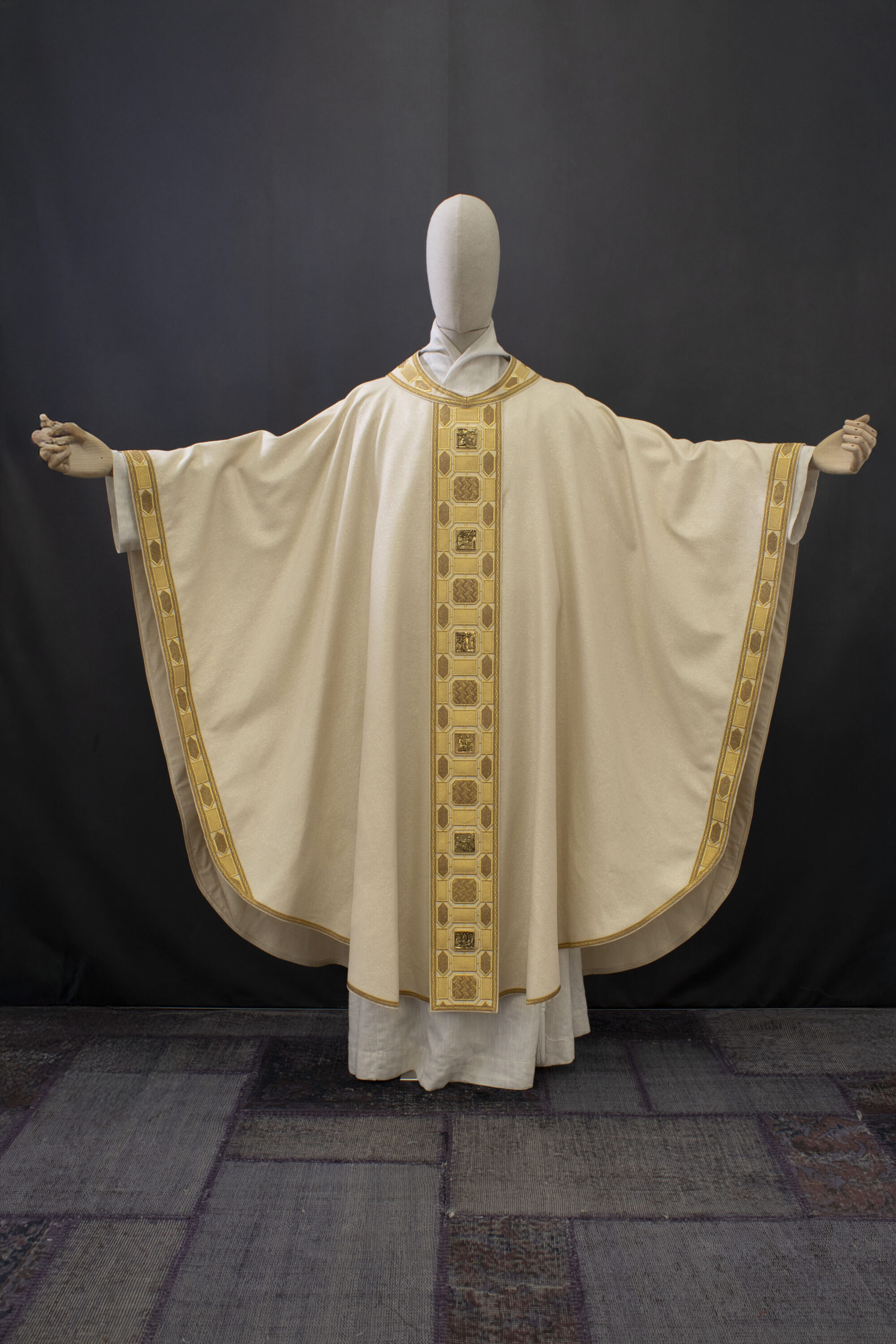 S.M. degli Angeli Assisi - White celebrant’s chasuble