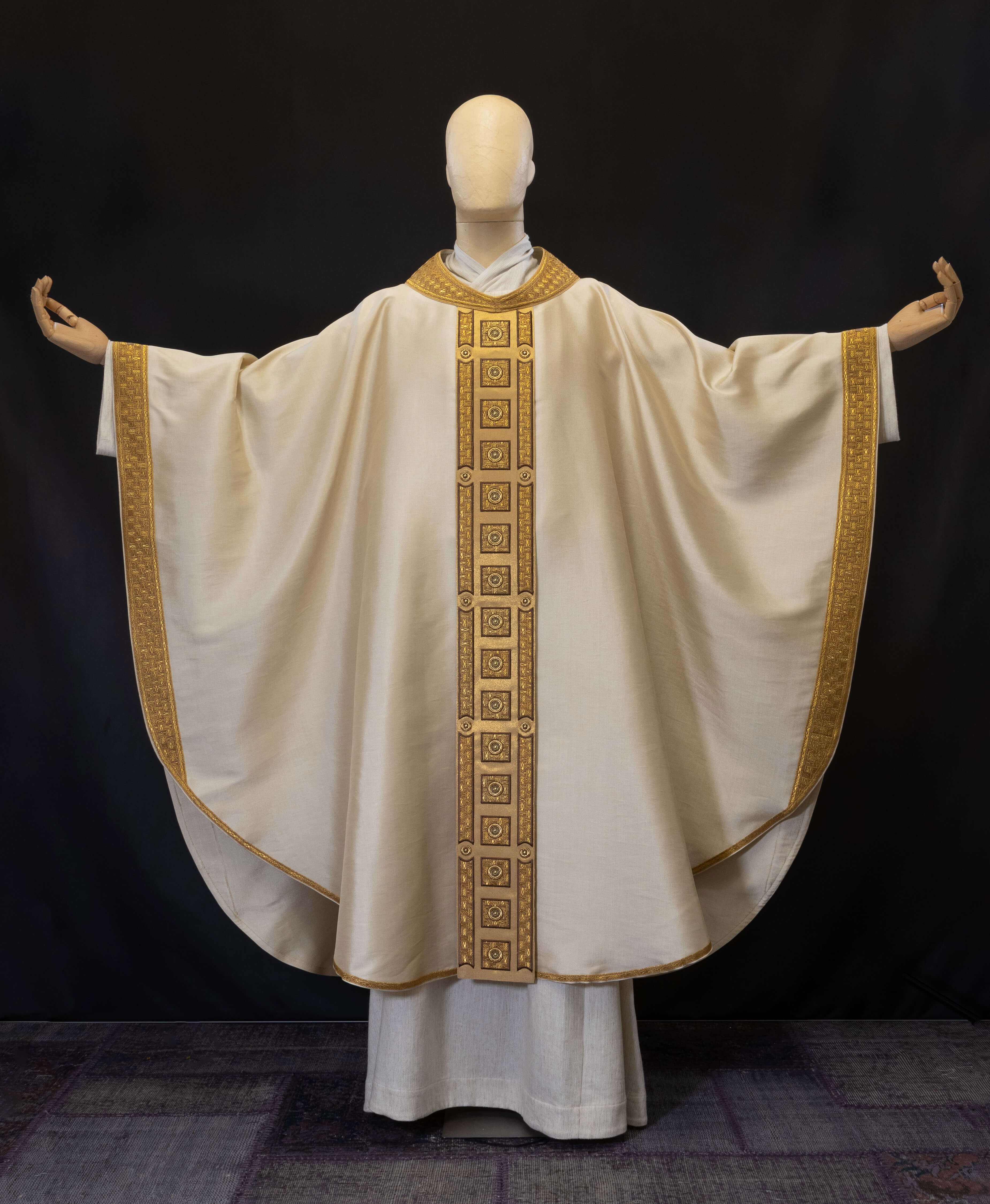 Chasuble in hand-woven silk