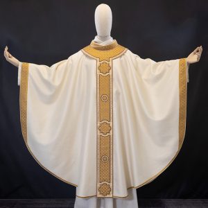 Casula bianca con intreccio e borchie dorati