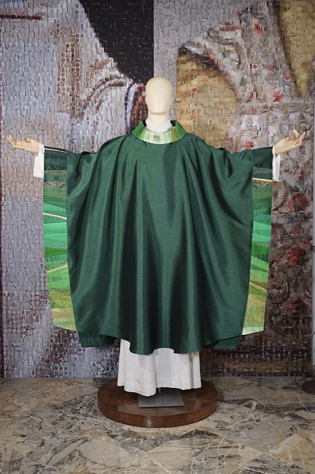 Casula in seta verde collo e bande laterali geometrie