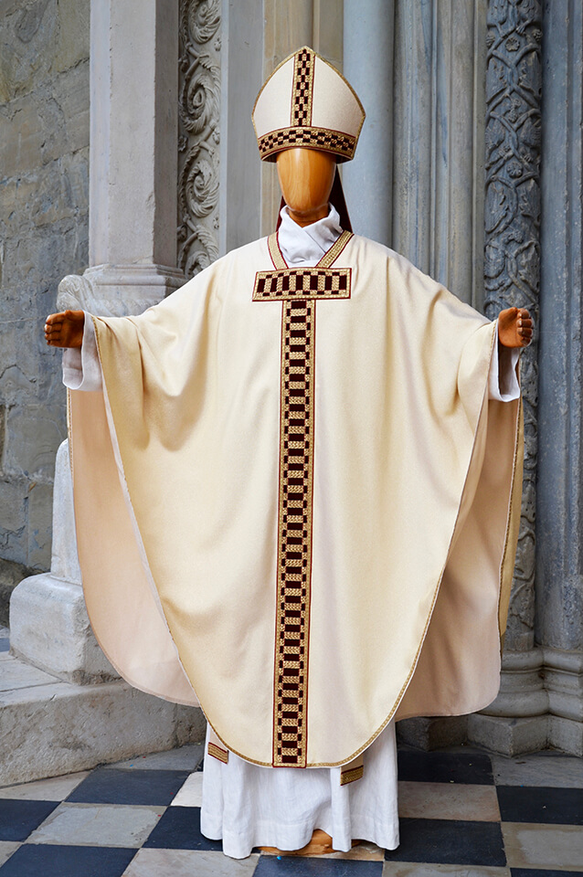 Renaissance chasuble with gold and red decorations