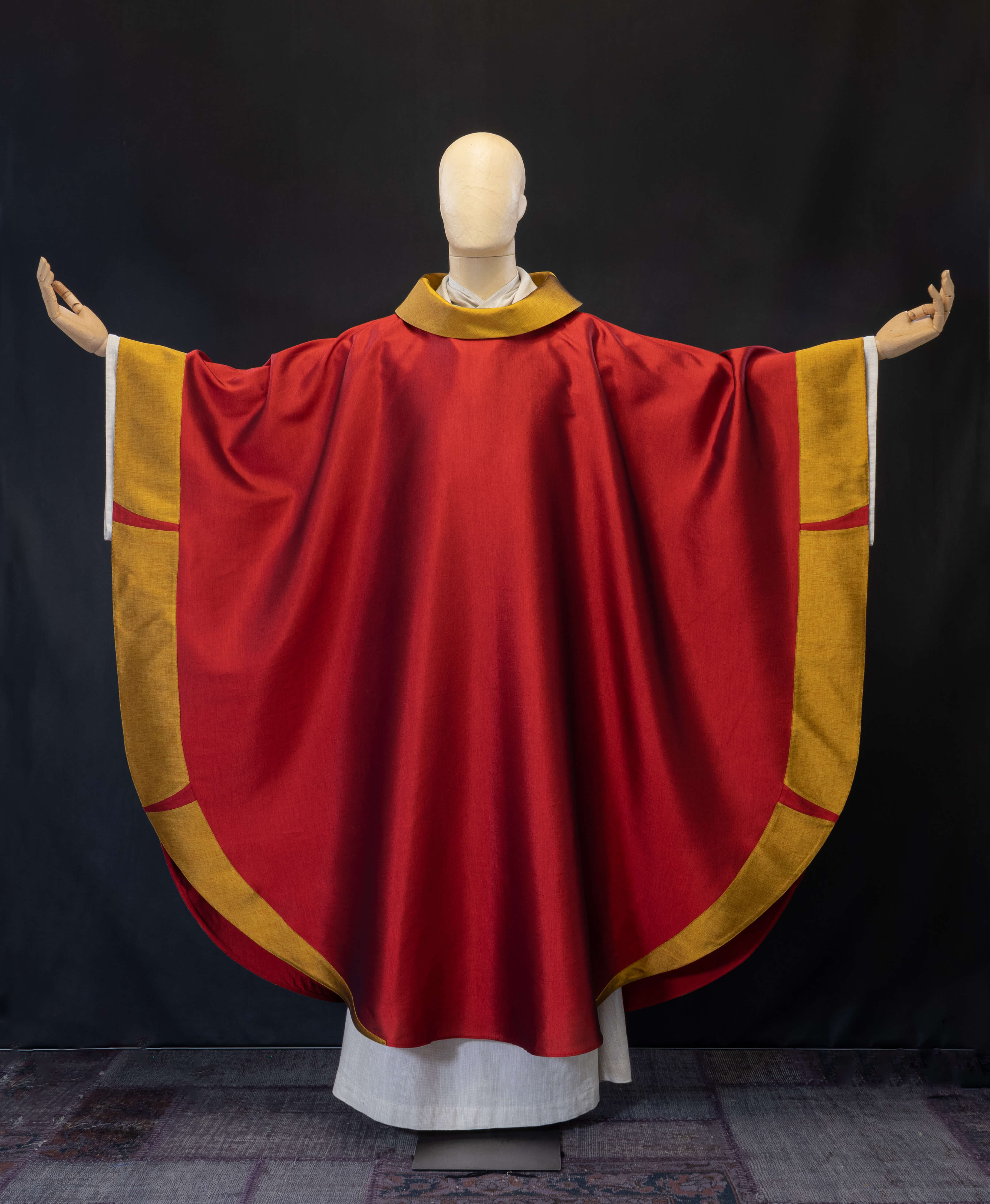 Casula seta rossa decorazioni oro