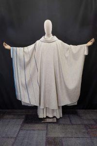 Casula bianca decorazione linee azzurre