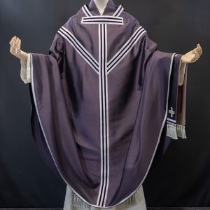 Casula medievale in seta color morello. Decorazioni argento e viola.