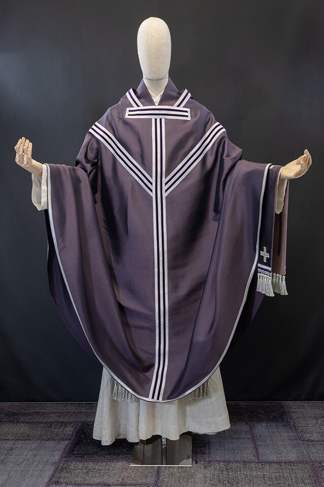 Casula medievale in seta color morello. Decorazioni argento e viola. 