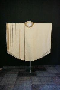 Casula bianca con linee oro sfumate